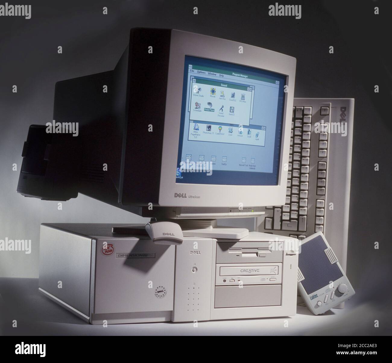 Dell Dimension XPS Pentium-Computer der 1990er Jahre. Beigefarbene Box, mit CRT-Monitor, Tastatur, Maus und Lautsprechern. Stockfoto