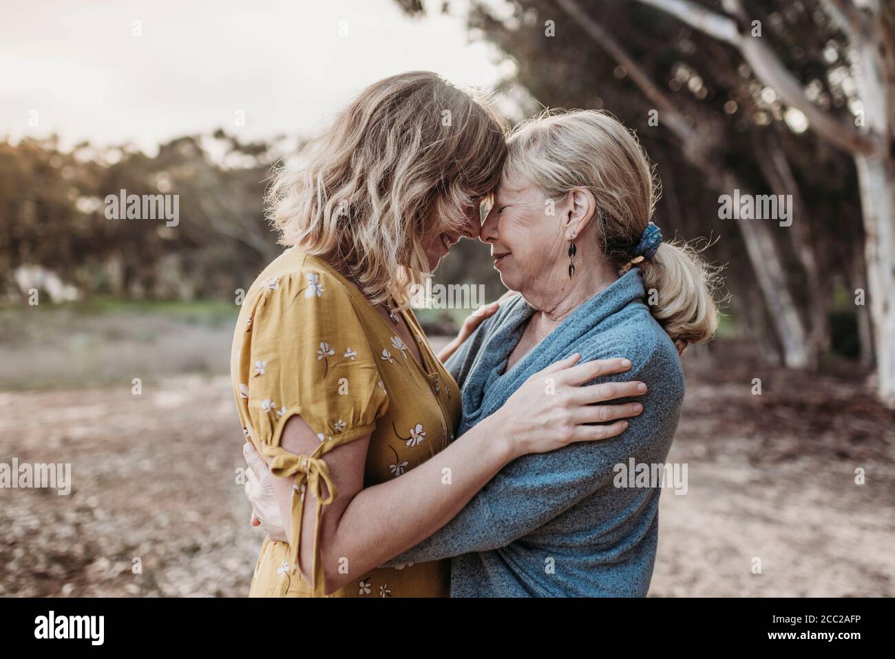 Lifestyle-Porträt der erwachsenen Mutter und ältere Mutter umarmen Stockfoto
