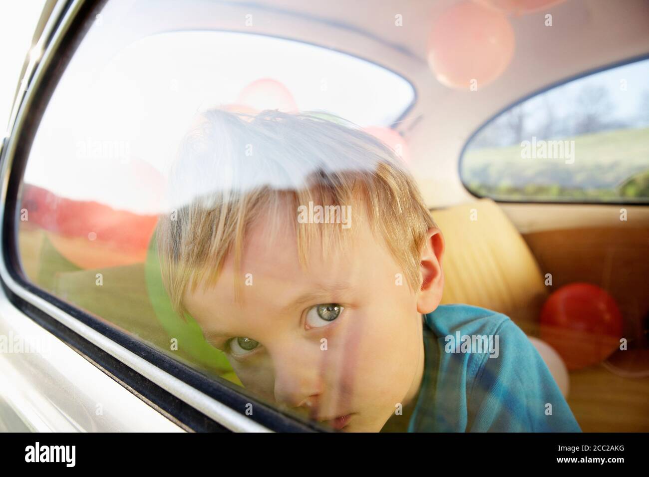 Deutschland, Nordrhein-Westfalen, junge im Auto Blick durch Fenster Stockfoto