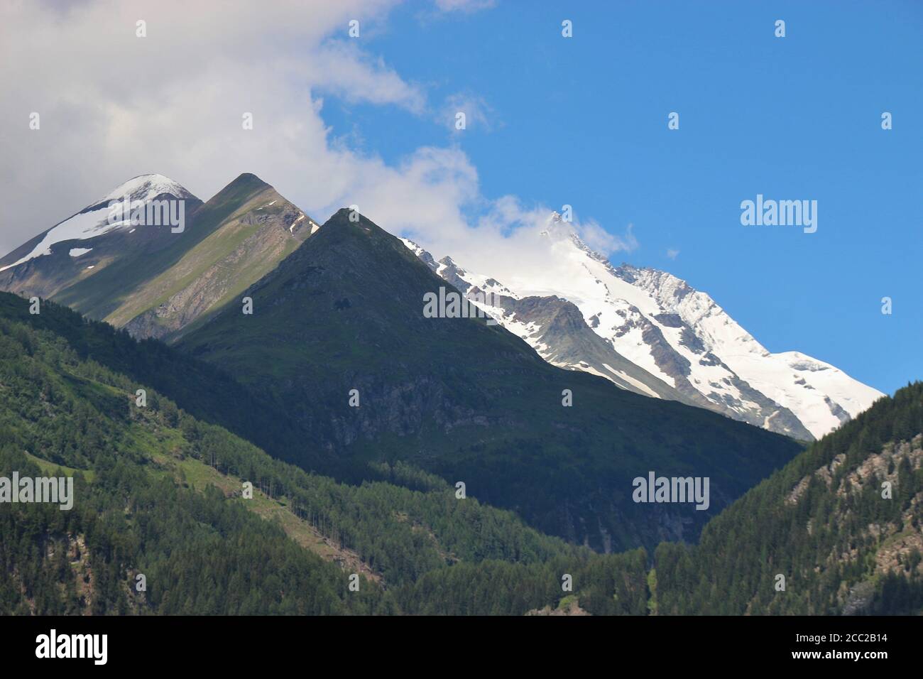 Großglockner Bergkette und Gletscher, vom bekannten Dorf Heiligenblut aus gesehen. Österreich, Europa. Stockfoto