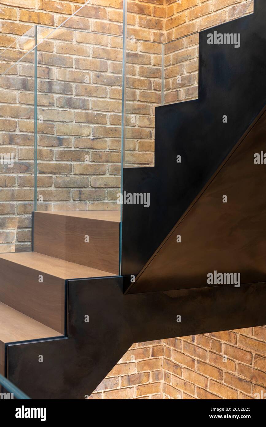 Vertikale Ansicht der Treppe, Rückkehr und verglaste Geländer, führt auf Dachterrasse. Curtain Road, London, Großbritannien. Architekt: Stiff + Trevillion A Stockfoto