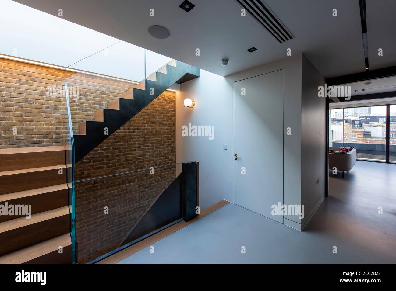 Horizontaler Blick auf die Treppe und den Umlaufbereich, der zur Lounge führt und nach Westen blickt. Curtain Road, London, Großbritannien. Architekt: Stiff + Trevillio Stockfoto