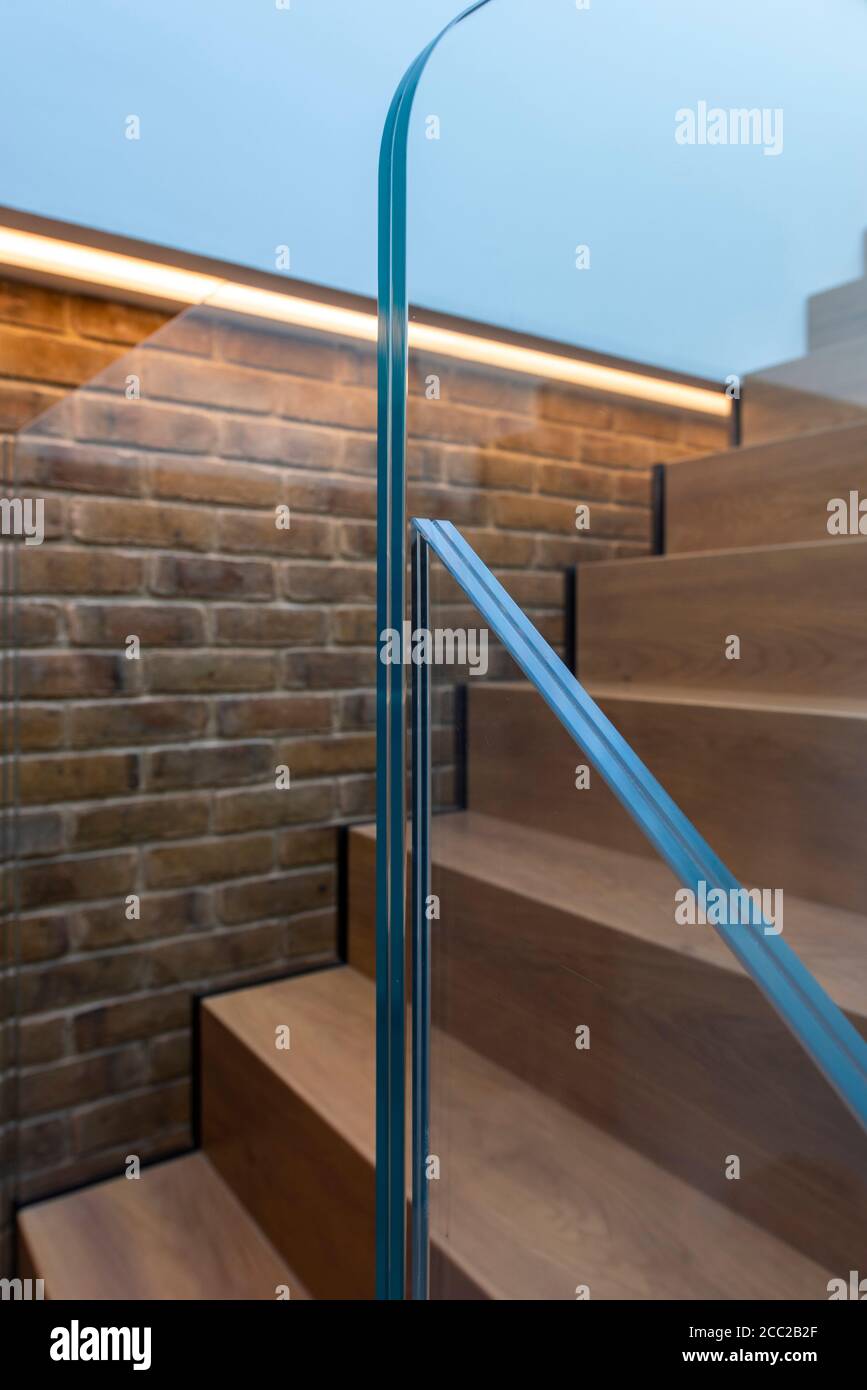 Vertikale Ansicht des verglasten Treppengeländes, der zur Dachterrasse führt. Curtain Road, London, Großbritannien. Architekt: Stiff + Trevillion Architects, 2 Stockfoto