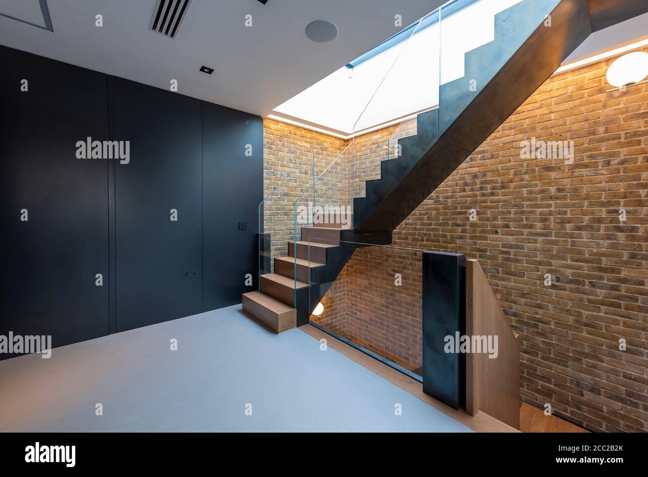 Blick auf die Treppe und den Eingangsbereich. Curtain Road, London, Großbritannien. Architekt: Stiff + Trevillion Architects, 2019. Stockfoto