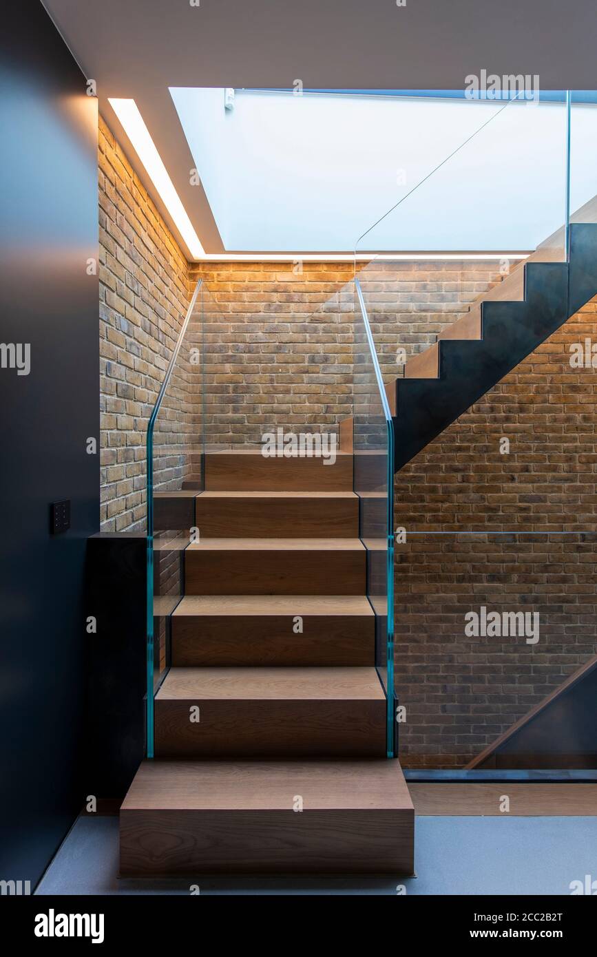 Vertikaler Blick auf die Treppe, die zur Dachterrasse führt. Curtain Road, London, Großbritannien. Architekt: Stiff + Trevillion Architects, 2019. Stockfoto