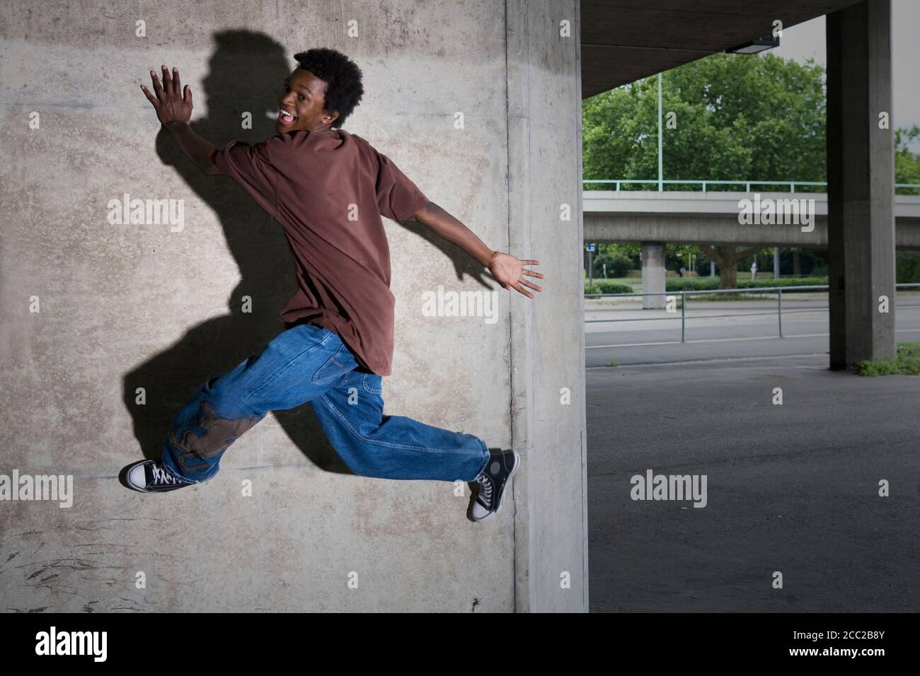 Deutschland, Köln, junger Mann Wand laufen Stockfoto