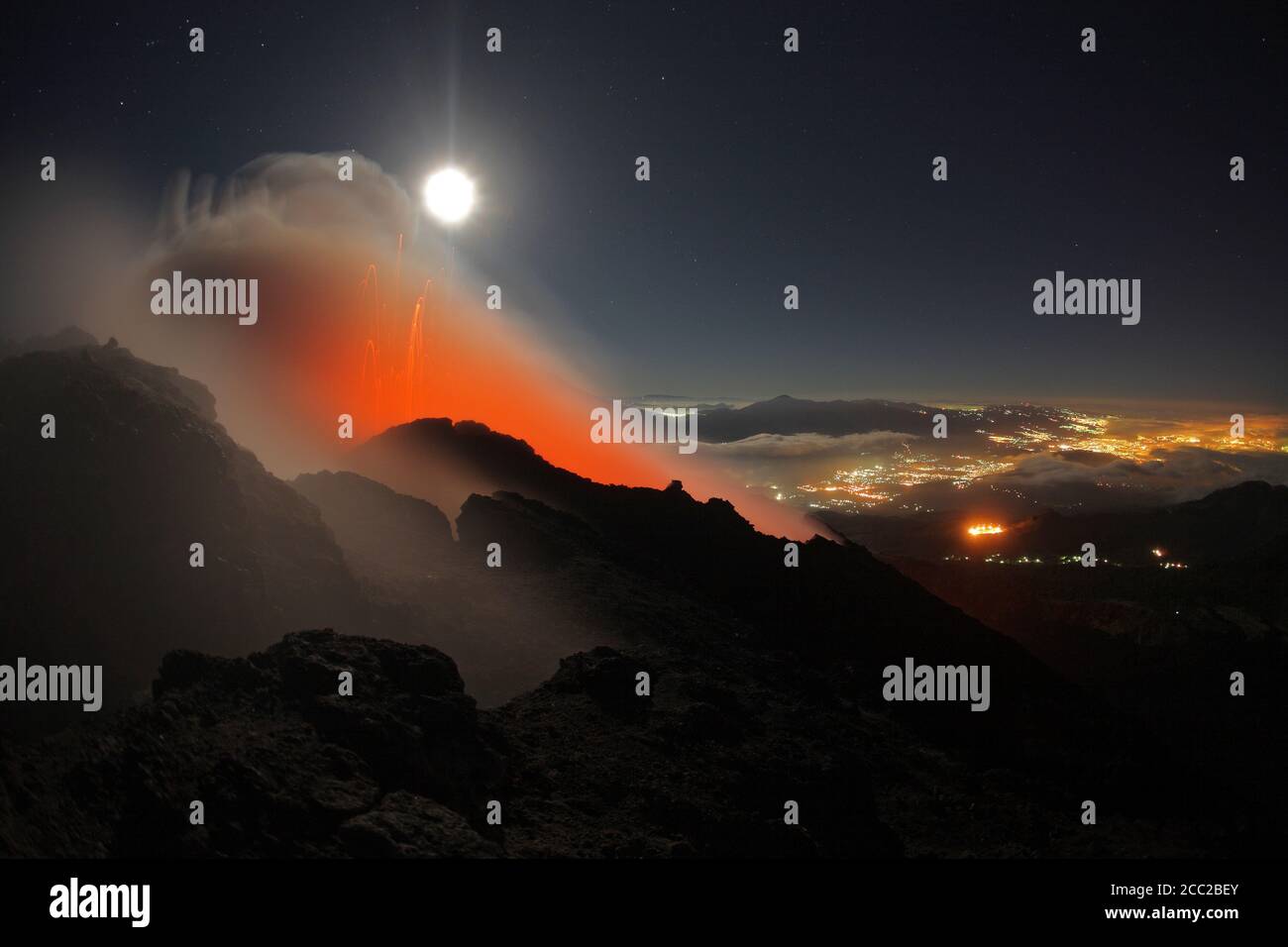 Guatemala, Pacaya, aktiven Vulkan mit Vollmond Stockfoto