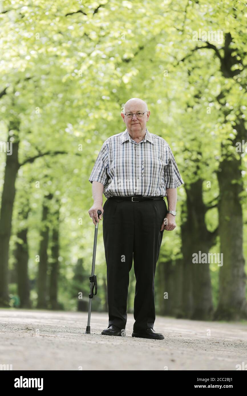 Deutschland, Nordrhein-Westfalen, Köln, Porträt von älteren Mann mit Spazierstock im Park, Lächeln Stockfoto