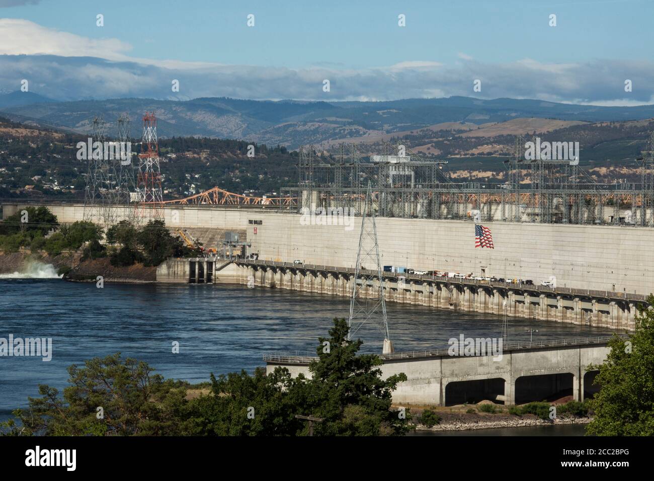 Der Dalles Dam am Columbia River an einem sonnigen Tag. Stockfoto