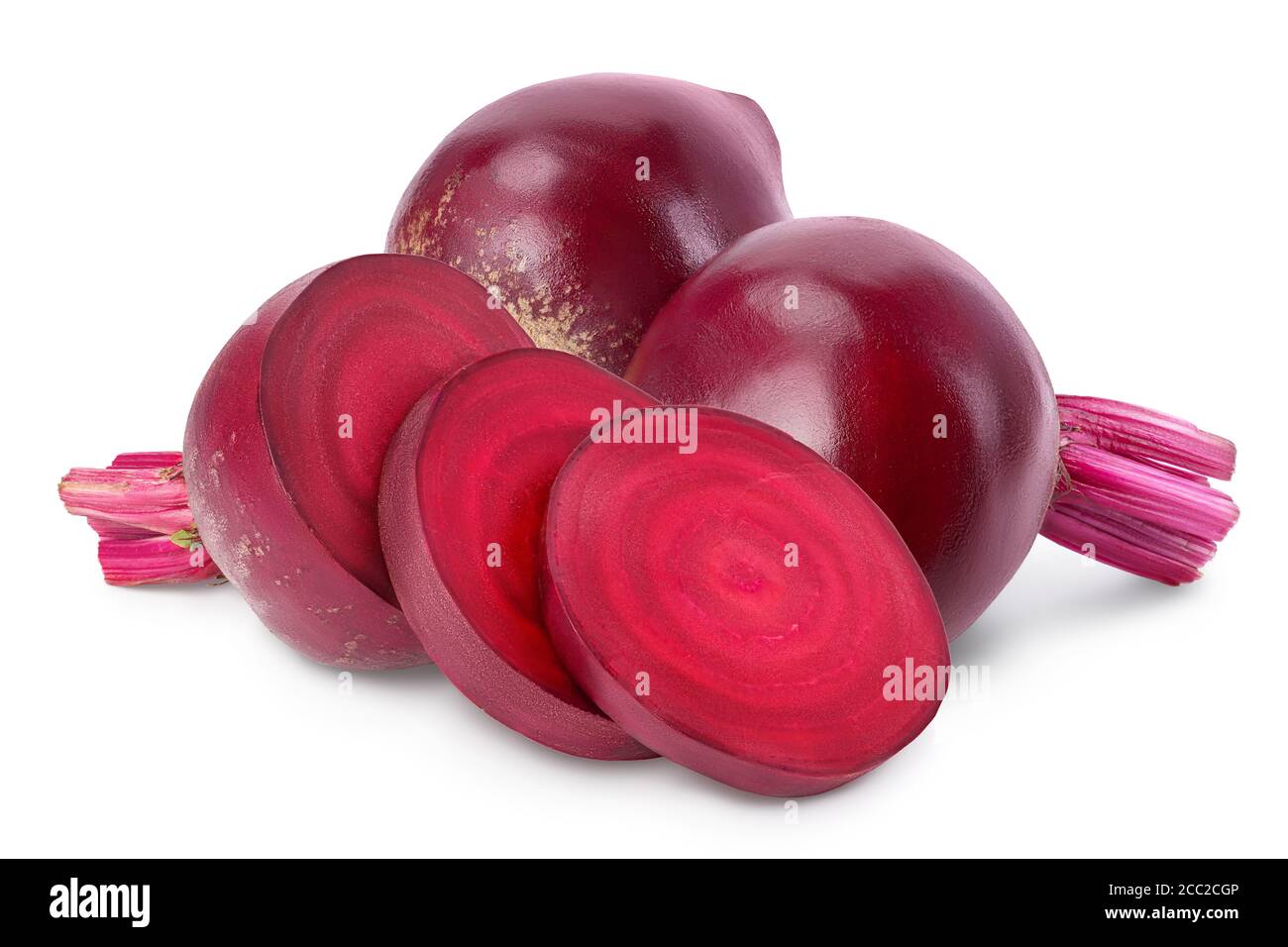 Rote Bete Hälfte mit Scheiben isoliert auf weißem Hintergrund mit Beschneidungspfad und volle Schärfentiefe Stockfoto