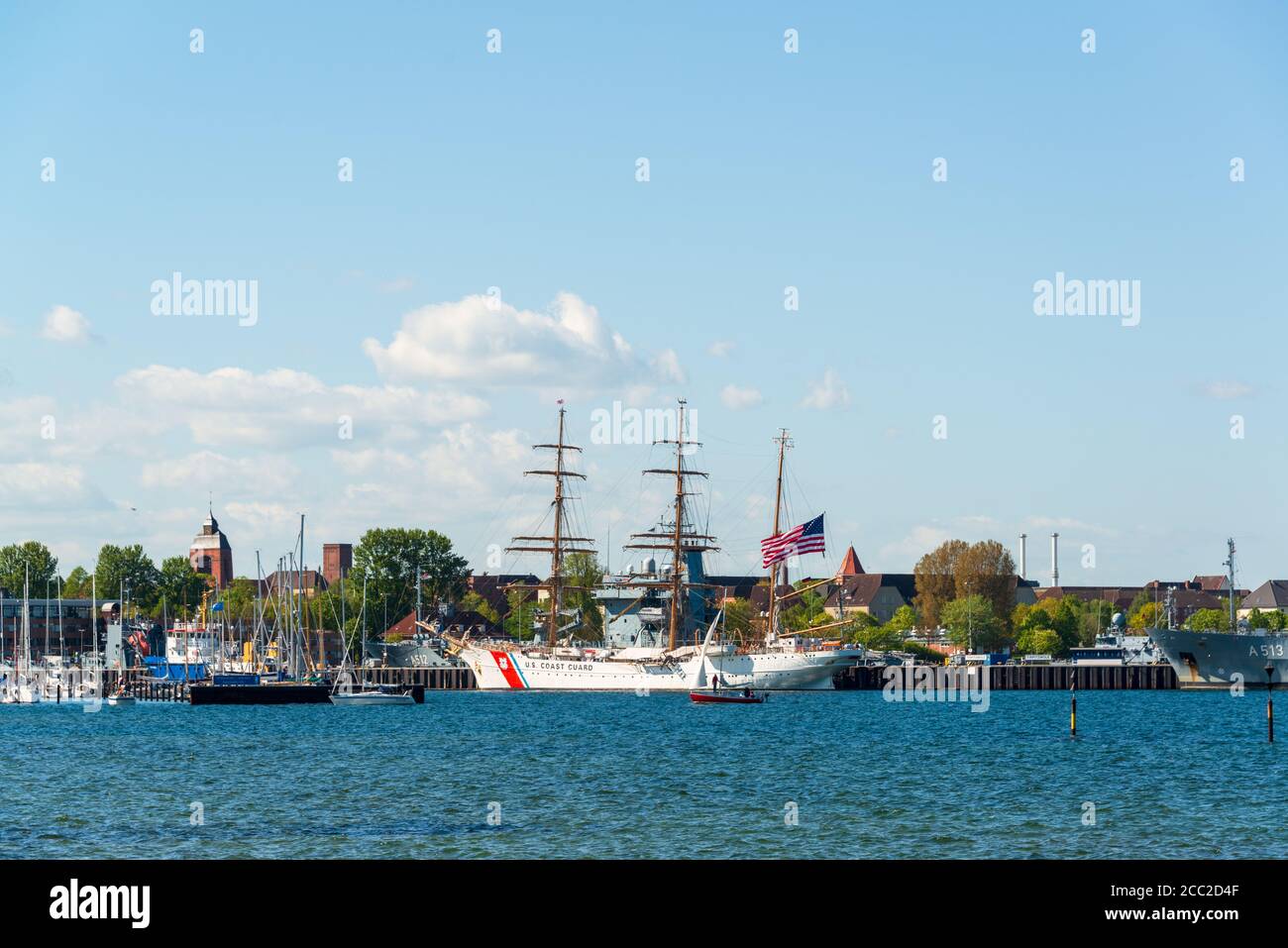 Das Segelschulschiff 'Eagle' der US Coastguard ist zu Besuch in Kiel an der Tirpitz-Mole im Scheerhafen. Die 'Eagle' 1936 in Deutschland als 'Horst We Stockfoto