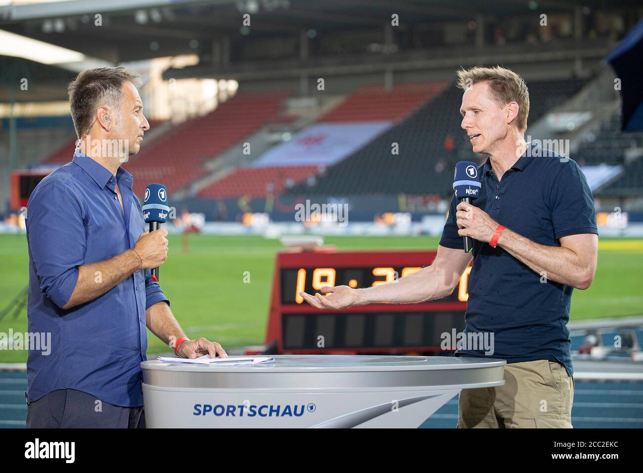 Braunschweig, Deutschland. August 2020. Claus LUFEN, Moderator ARD/NDR, mit Frank BUSEMANN r. (Ehemaliger Zehnkaempfer/TV-Experte), Fernsehen, TV, am 08.08.2020 Deutsche Leichtathletik-Meisterschaften 2020, ab 08.08. - 09.08.2020 in Braunschweig/Deutschland. Â Nutzung weltweit Credit: dpa/Alamy Live News Stockfoto