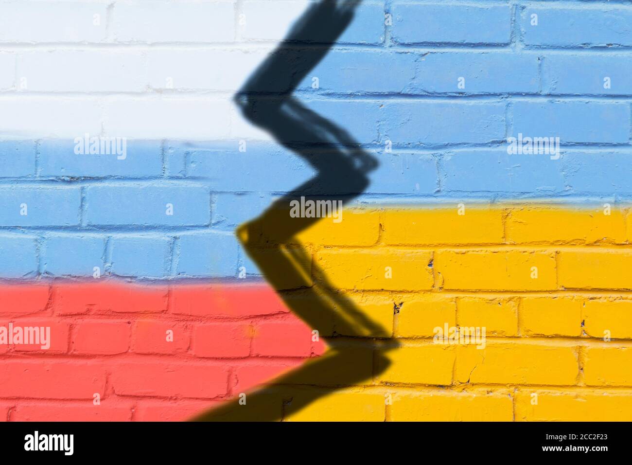 Ukraine und Russland Flagge auf Grunge Wand. Stockfoto