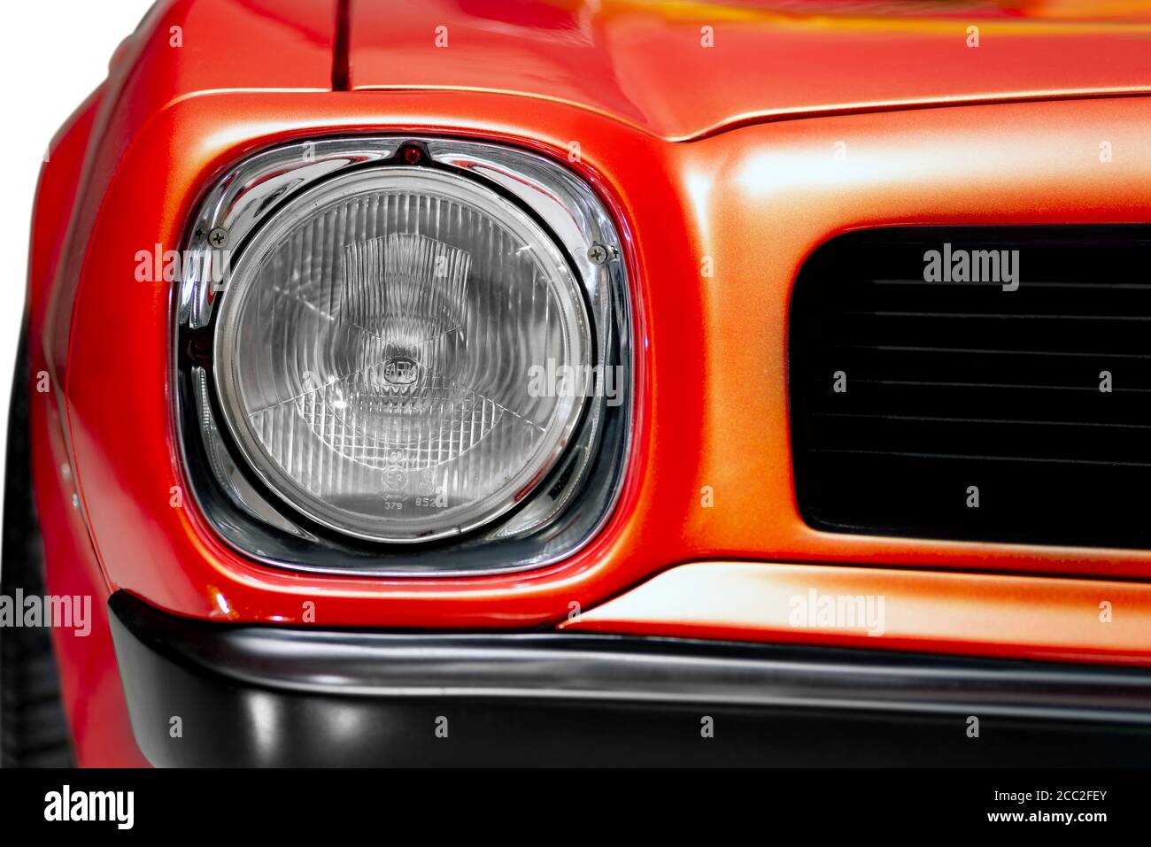 Izmir, Türkei - 11. Juli 2020: Nahaufnahme eines orangefarbenen 1974 Pontiac Firebird Scheinwerfers. Stockfoto