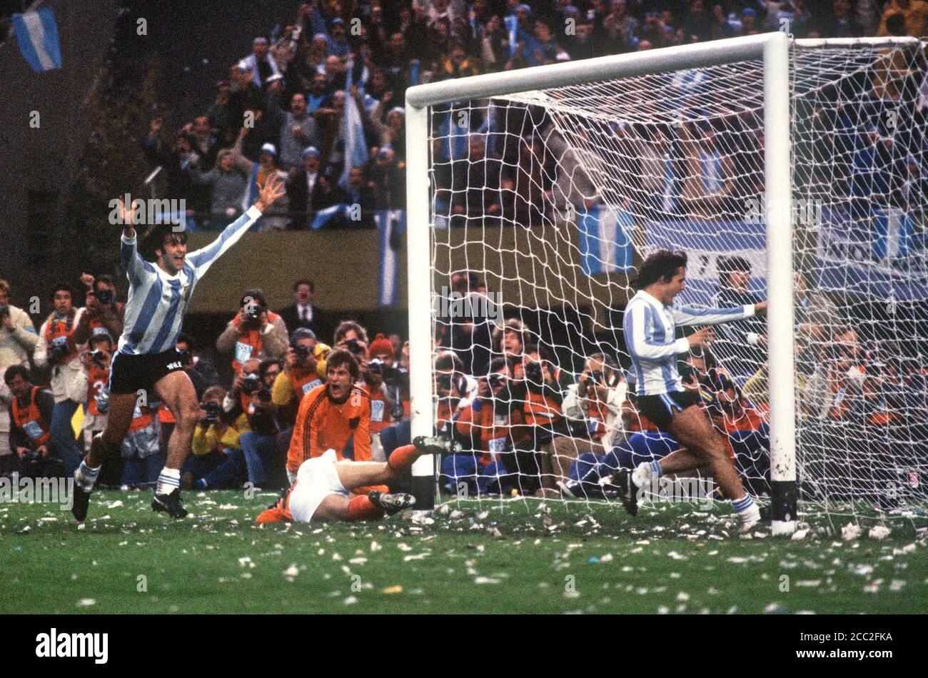 Mario Kempes erzielt seinen zweiten Treffer im Endspiel der Argentinischen WM 1978 gegen die Niederlande, während Daniel Bertoni feiert Stockfoto