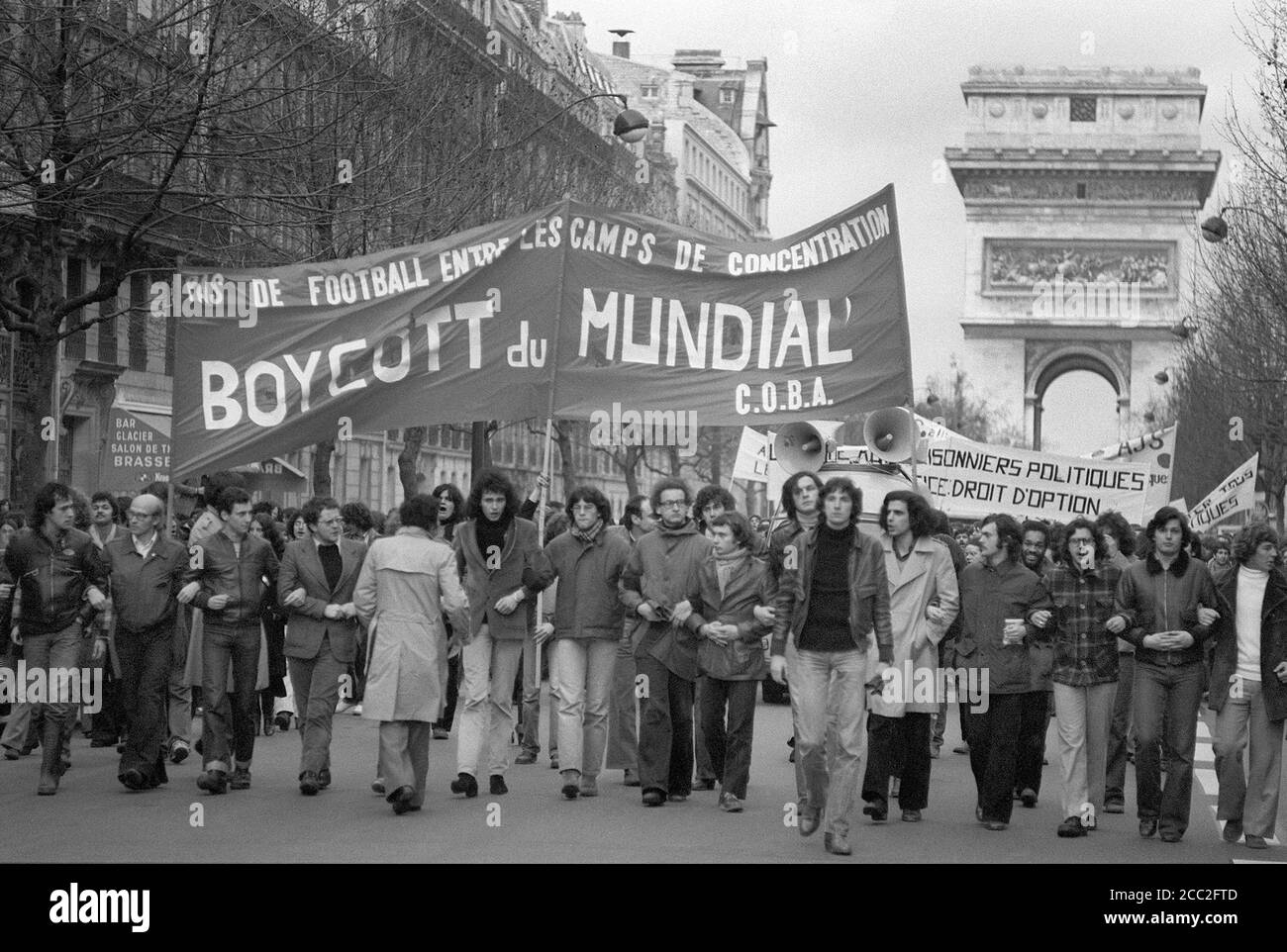 Mehrere Tausend Menschen demonstrieren am 31. Mai 1978 in Paris, um gegen die Organisation der Fußball-WM in Argentinien zu protestieren. Stockfoto