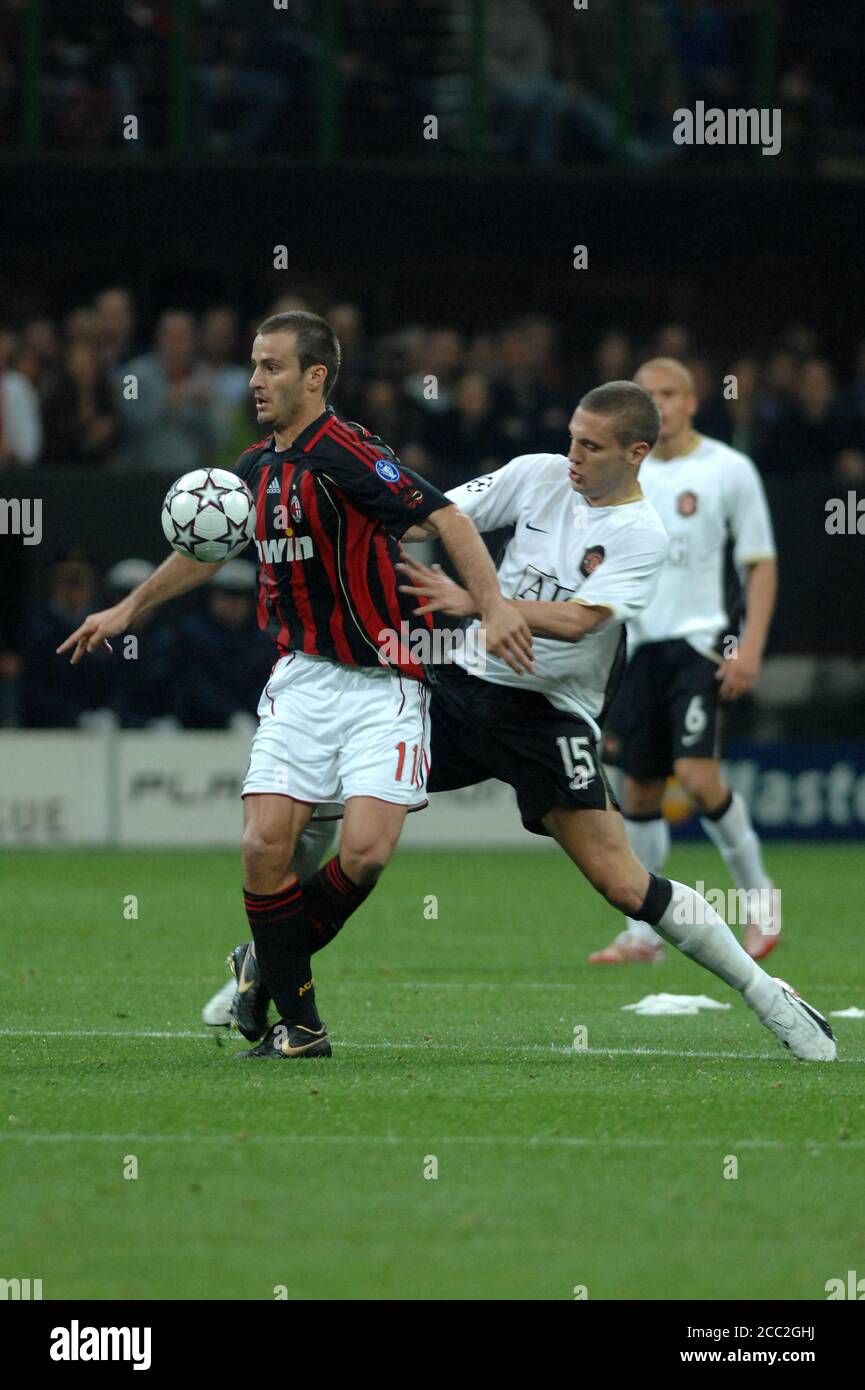 Mailand Italien , 02. Mai 2007, 'SAN SIRO' Stadion, UEFA Champions League 2006/2007, AC Mailand - FC Manchester United: Alberto Gilardino und Vidic in Aktion während des Spiels Stockfoto