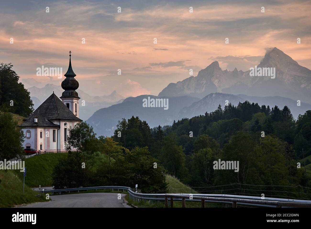 Maria Gern Wallfahrtskirche vor dem Watzmann bei Sonnenuntergang in Berchtesgaden, Bayern Stockfoto