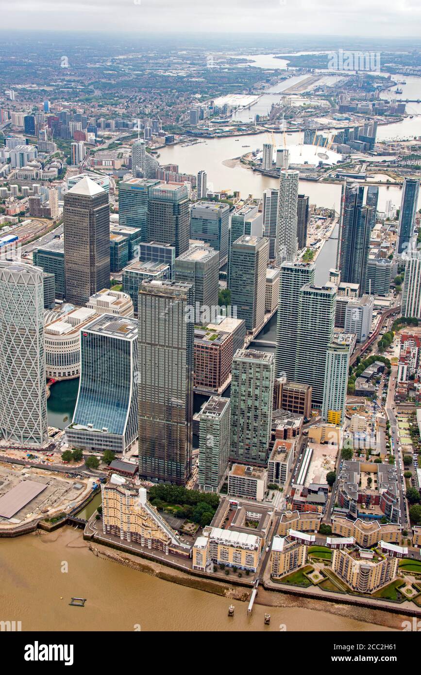 Vertikale Luftaufnahme der Canary Wharf Wolkenkratzer und des O2 Messezentrums in Greenwich, London. Stockfoto