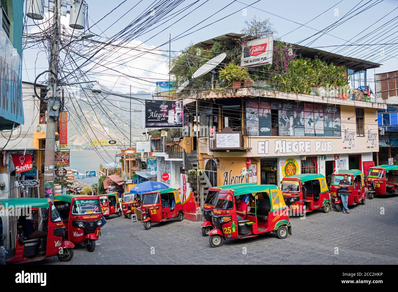 Rot gefärbte Tuk-Tuks / Mototaxis in der Stadt San Pedro La Laguna in der Nähe des Lago de Atitlán / Lake Atitlan, Sololá Department, Guatemala, Mittelamerika Stockfoto Rot gefärbte Tuk-Tuks / Mototaxis in der Stadt San Pedro La Laguna in der Nähe des Lago de Atitlán / Lake Atitlan, Sololá Department, Guatemala, Mittelamerika Stockfoto
