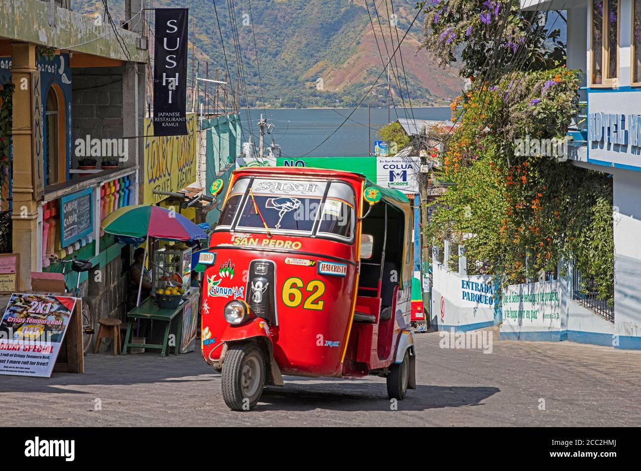 Rot gefärbtes Tuk-Tuk / mototaxi in der Stadt San Pedro La Laguna in der Nähe des Lago de Atitlán / Atitlan-See, Sololá Department, Guatemala, Mittelamerika Stockfoto