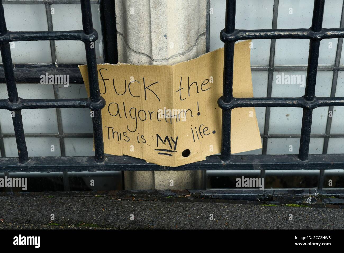 London, Großbritannien. 17. August 2020. Ein übrig gebliebenes Zeichen von einem A-Level-Protest in der Nähe des Department for Education Building in Westminster. Die britische Regierung hat soeben angekündigt, dass A-Level- und GCSE-Schüler in England von ihren Lehrern Noten erhalten werden, nachdem 40% der A-Level-Ergebnisse aufgrund eines umstrittenen Algorithmus herabgestuft wurden. Kredit: Stephen Chung / Alamy Live Nachrichten Stockfoto