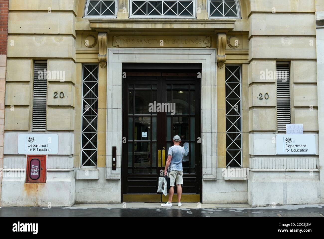 London, Großbritannien. 17. August 2020. Das Äußere des Gebäudes des Department for Education in Westminster. Die britische Regierung hat soeben angekündigt, dass A-Level- und GCSE-Schüler in England von ihren Lehrern Noten erhalten werden, nachdem 40% der A-Level-Ergebnisse aufgrund eines umstrittenen Algorithmus herabgestuft wurden. Kredit: Stephen Chung / Alamy Live Nachrichten Stockfoto