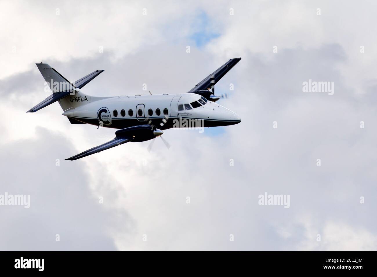 Cranfield University British Aerospace Jetstream 31 ‘G-NFLA’ in der Luft bei Shuttleworth Drive-in Airshow am 2. August 2020 Stockfoto