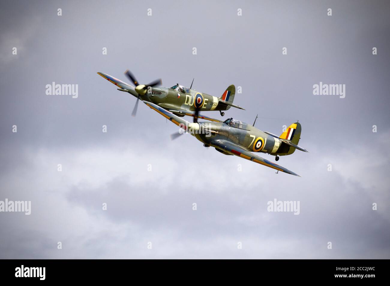 Supermarine Spitfire ‘AR501’ und Hawker Sea Hurricane ‘Z7015’ fliegen zusammen Auf der Drive-On Airshow von Shuttleworth am 2. August 2020 Stockfoto