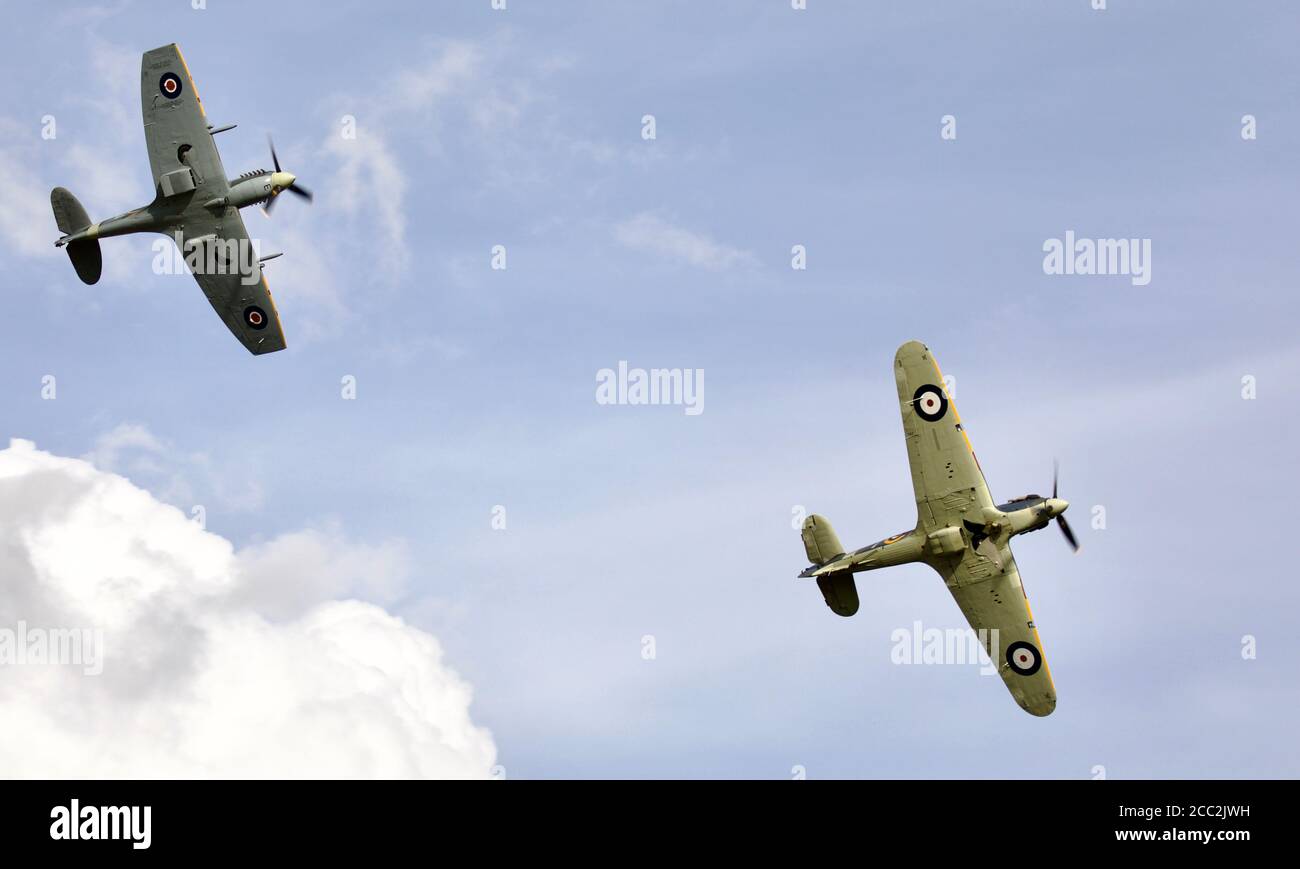 Supermarine Spitfire ‘AR501’ und Hawker Sea Hurricane ‘Z7015’ fliegen zusammen Auf der Drive-On Airshow von Shuttleworth am 2. August 2020 Stockfoto