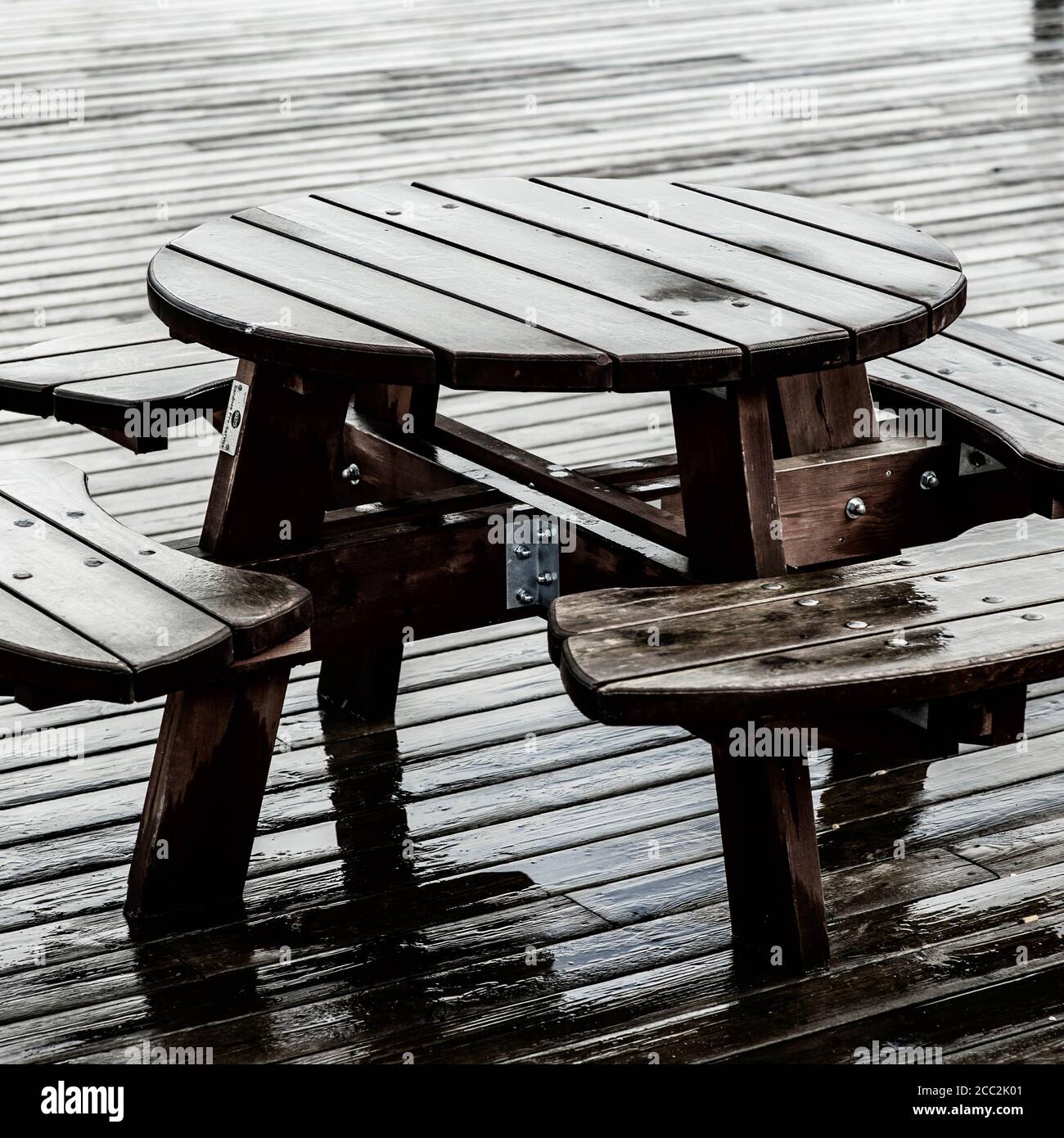 Runder Picknicktisch Und Stühle Draußen Im Regen Mit Keine Personen Stockfoto