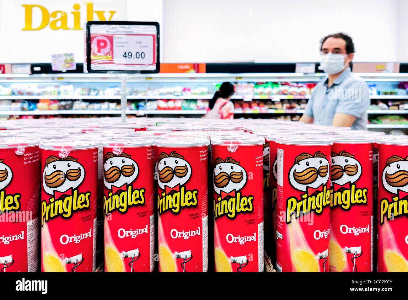 Bangkok, Thailand - August 10, 2020 : Pringles Produkt in Marketing-Promotion Verkauf Display im Regal mit Kunden suchen und einkaufen im Supermarkt Stockfoto