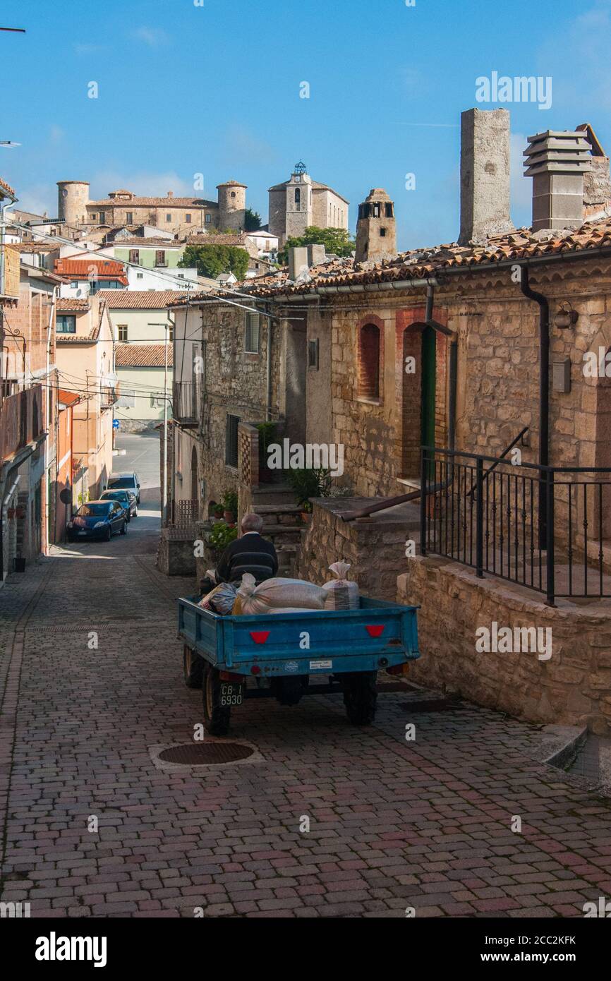 TORELLA DI SANNIO, ITALIEN - 27. SEPTEMBER 2017: Ein Mann in seinem Auto mit ein paar Taschen, in einer typischen historischen Straße im italienischen Dorf Torella di Sanni Stockfoto