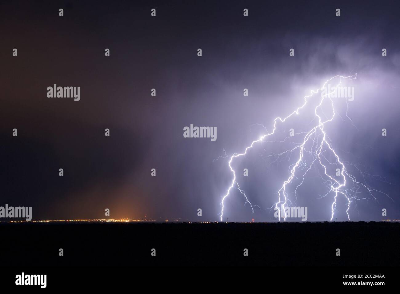Von einem Monsunsturm über Whetstone, Arizona, treffen Gewitterblitze von Wolken zu Boden Stockfoto