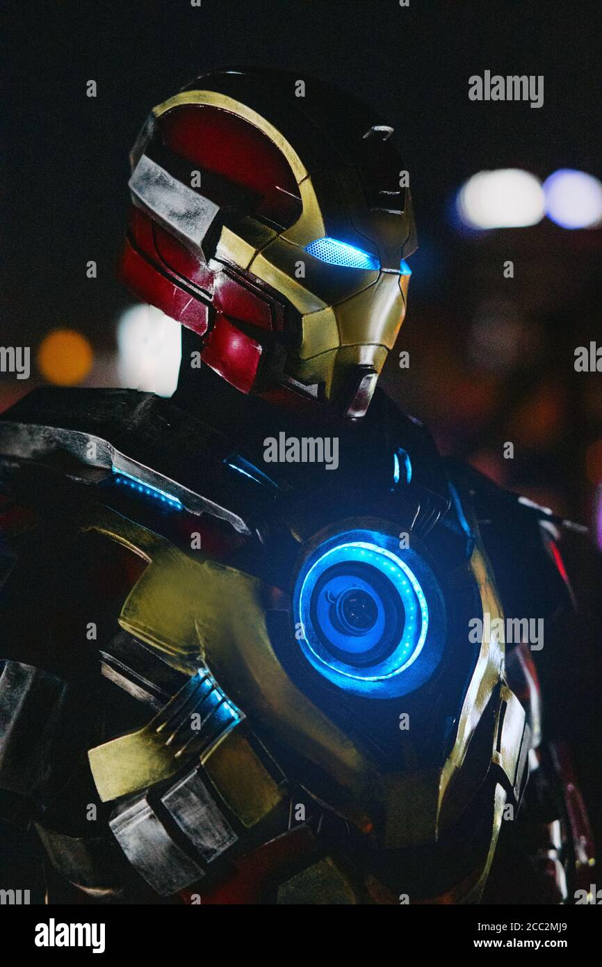 Cosplayer im Bild eines Charakters Iron man steht in der Nacht. Hochformat. Stockfoto