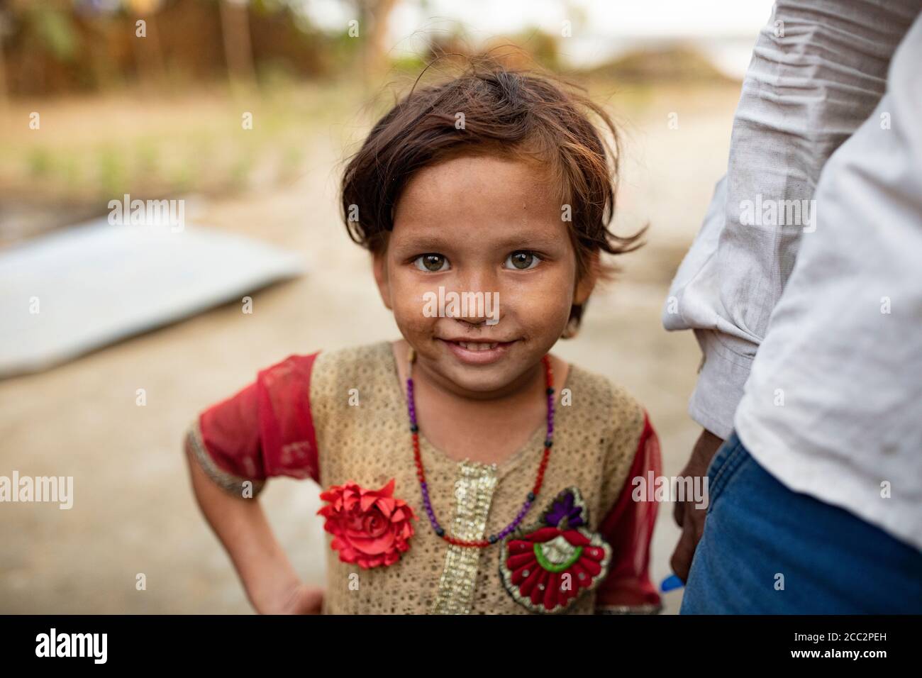 Annu Kumari (6) lebt am Ufer des Gandak Flusses in Nordindien. Im Rahmen der Teilnahme ihrer Familie am Transboundary Flood Resilience Project der LWR haben sie neue landwirtschaftliche Techniken erlernt, die es ihnen ermöglicht haben, außerhalb der Saison Feldfrüchte zu bewirtschaften, sowie neue Wege zur Diversifizierung ihrer landwirtschaftlichen Lebensgrundlage. Transboundary Flood Resilience Project 3. Dezember 2019 - West Champaran District, Bihar State, Indien. Foto von Jake Lyell für Lutheran World Relief. Stockfoto