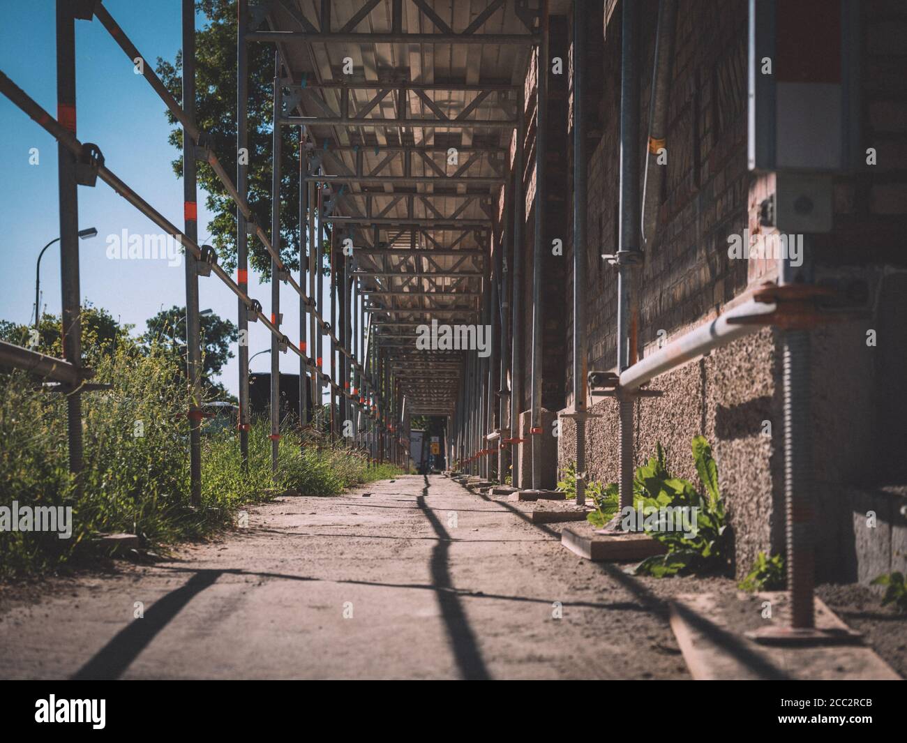 Fußweg umgeben von Gerüsten Stockfoto