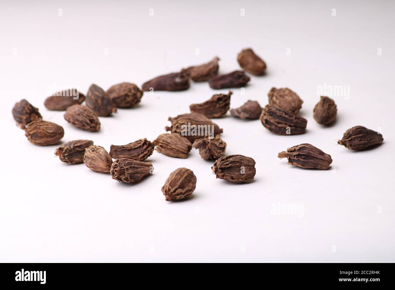 Samen von schwarzem Kardamom isoliert auf weißem Hintergrund Stockfoto