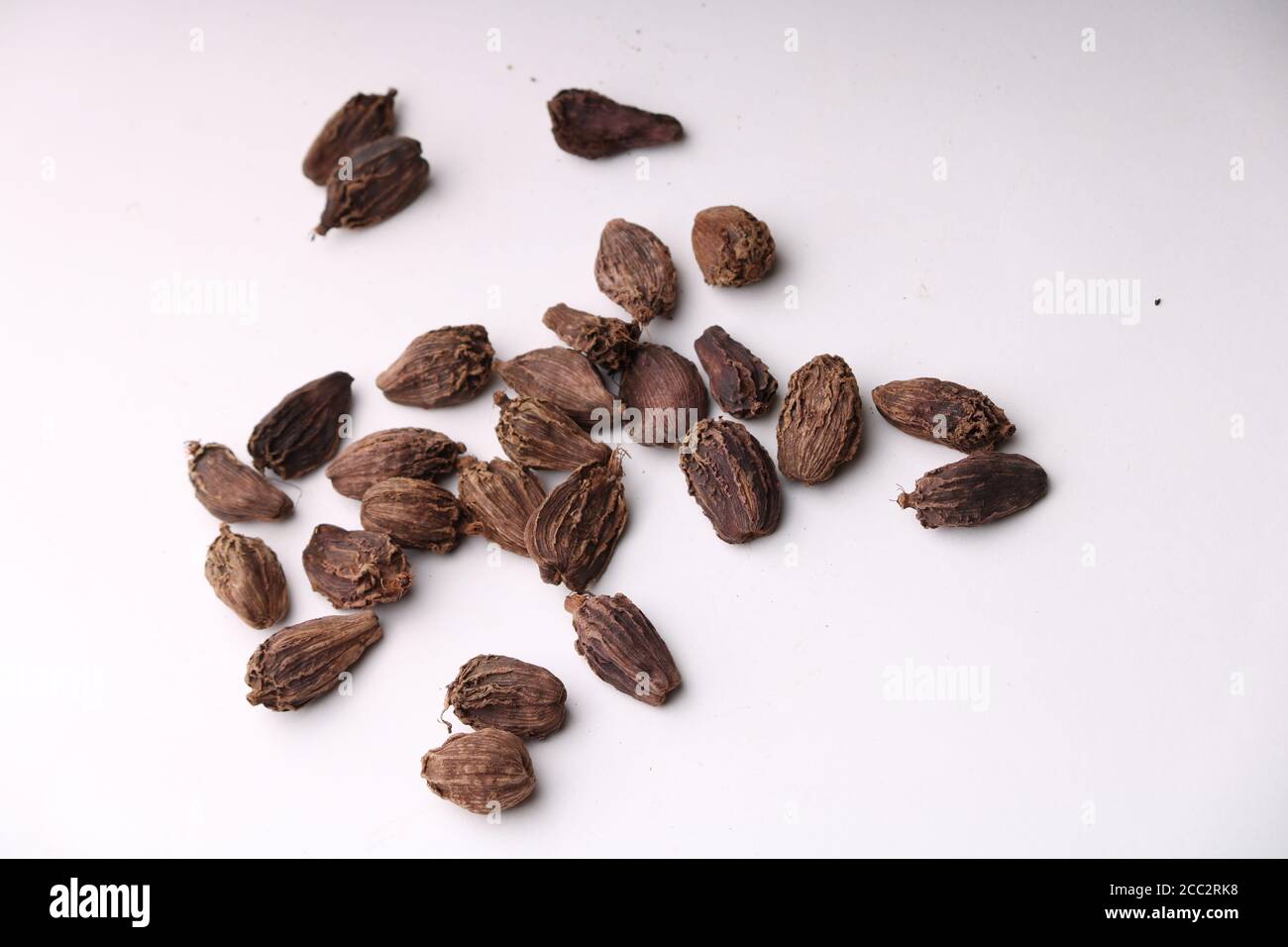Samen von schwarzem Kardamom isoliert auf weißem Hintergrund Stockfoto