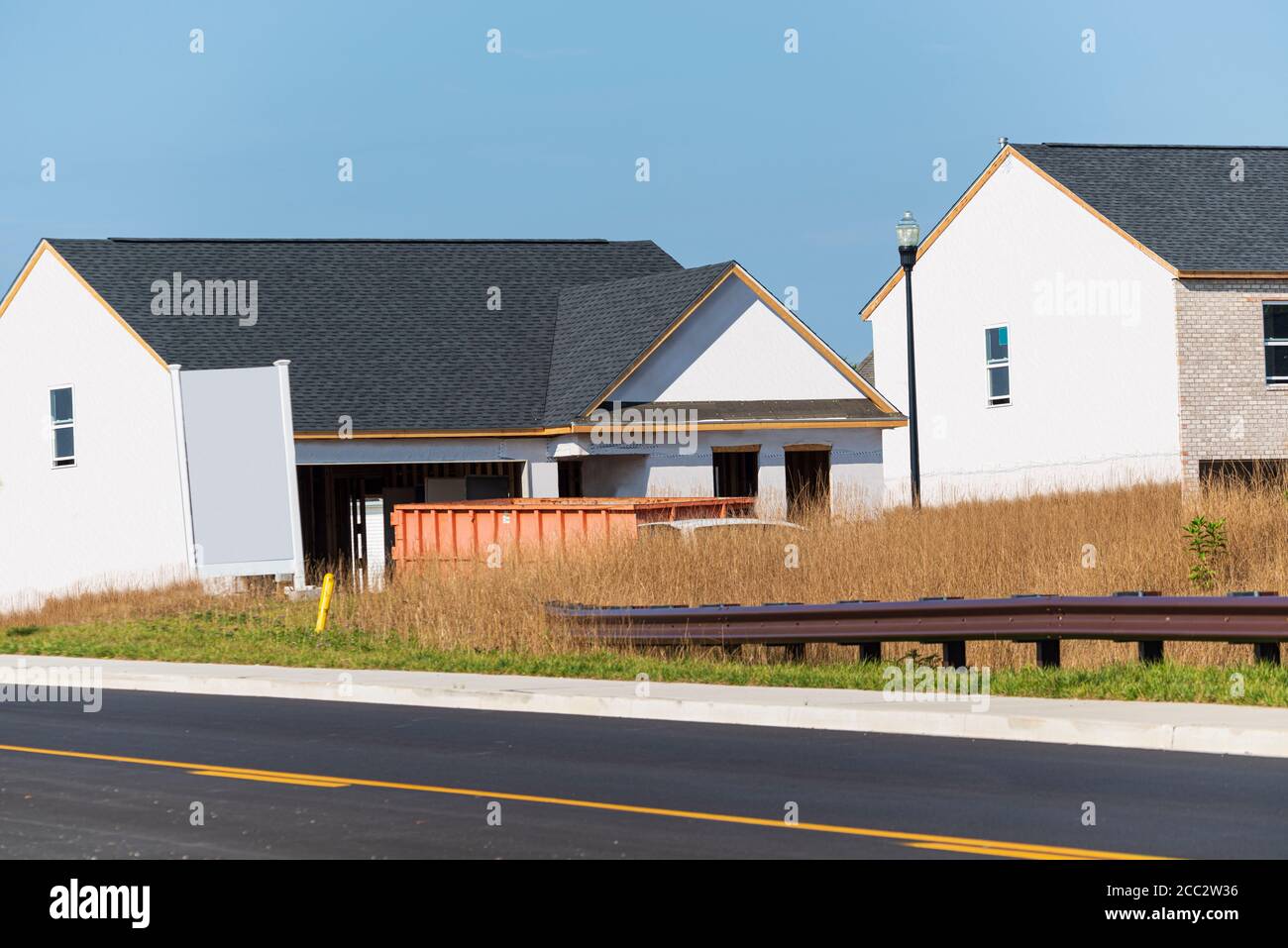 Horizontale Aufnahme von zwei Häusern im Bau. Stockfoto