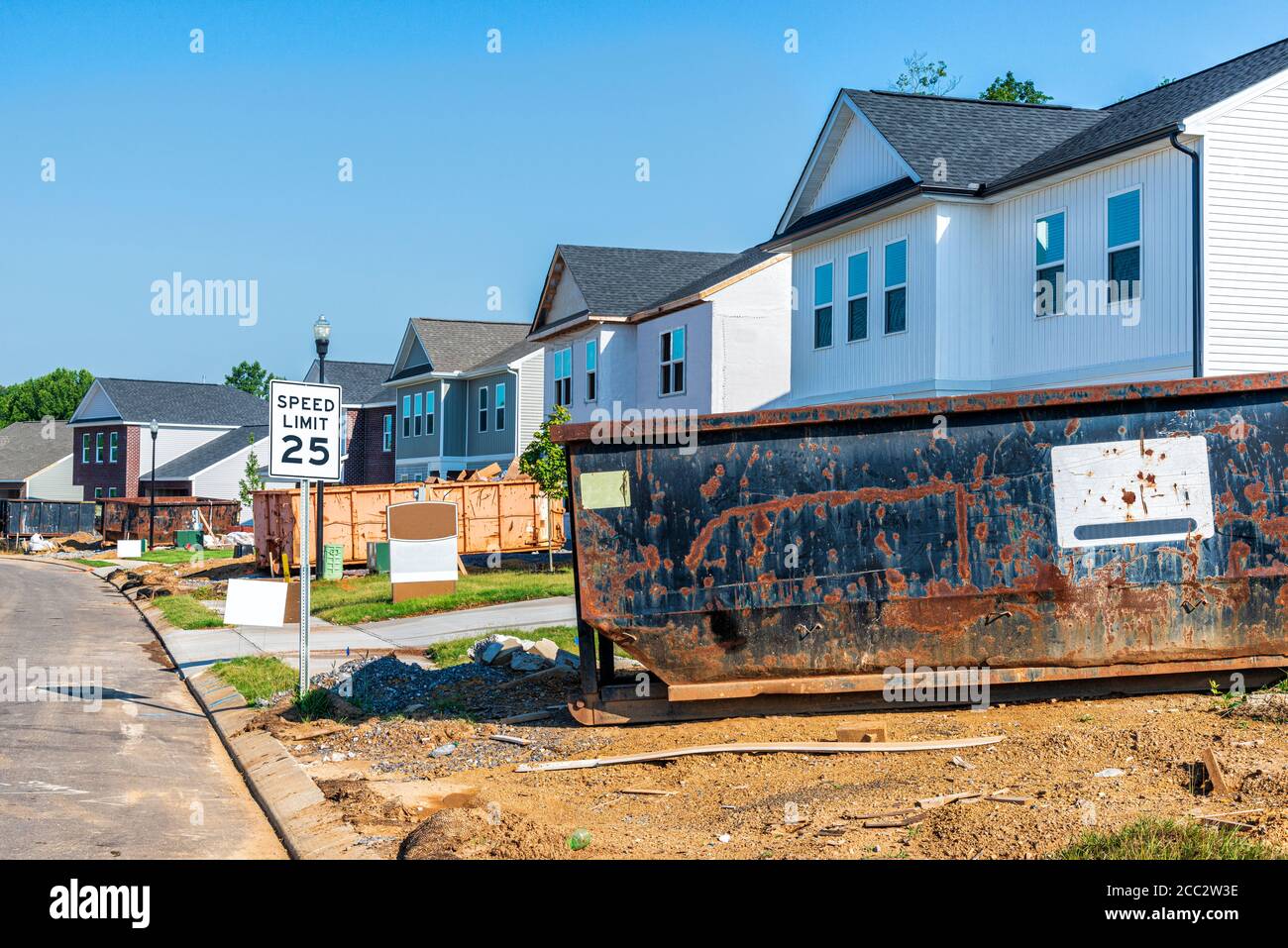 Horizontale Aufnahme einer neuen Nachbarschaft im Bau. Stockfoto