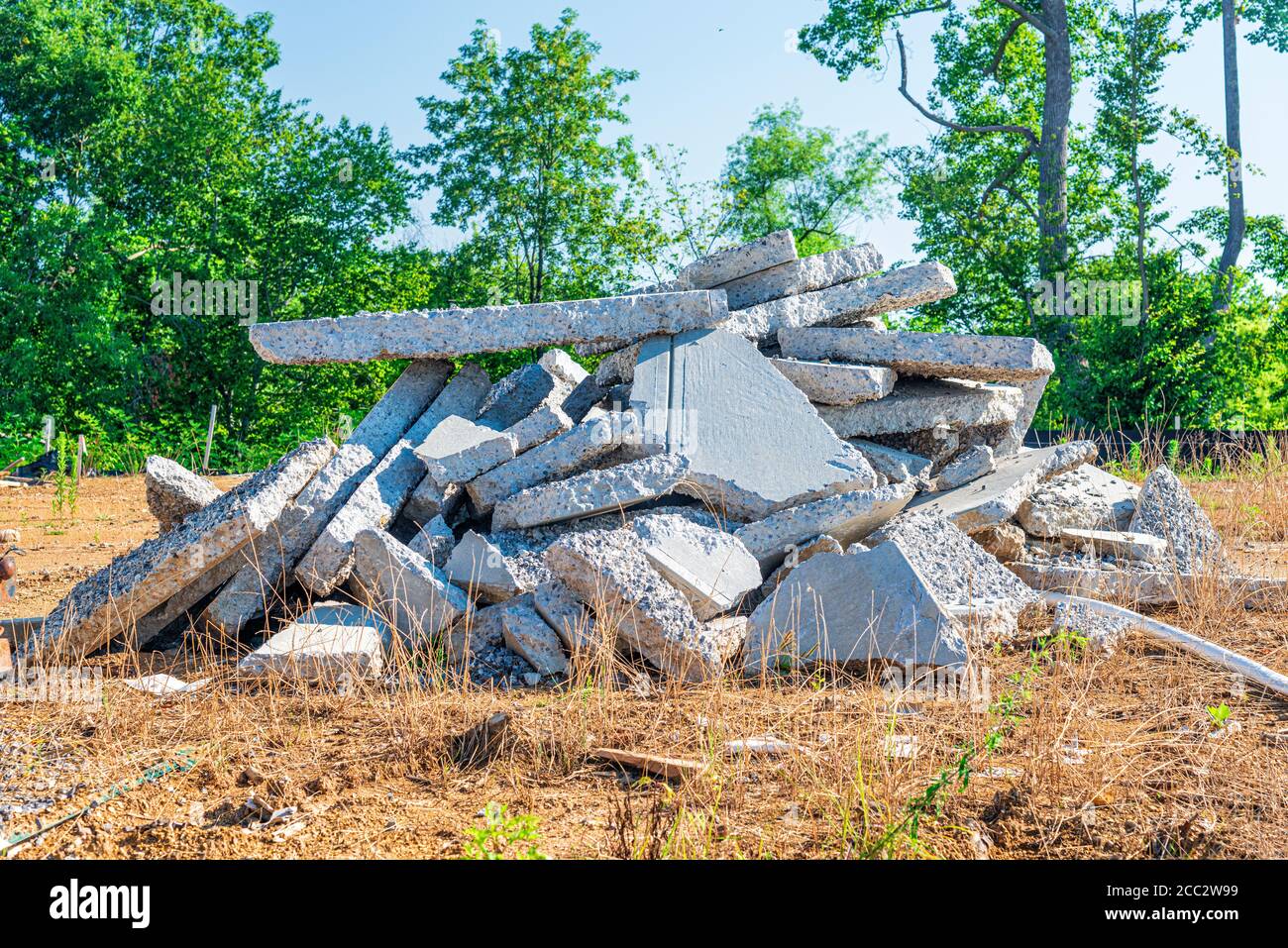 Horizontale Aufnahme eines Stapels von zerbrochenen Betonplatten. Stockfoto
