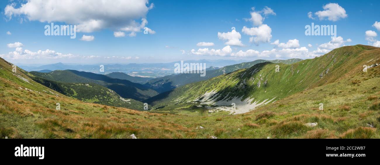 Panorama spektakuläre Aussicht auf Liptov Region, hohe Tatra, Liptovska Mara See in der Slowakei aus dem Bereich der Niederen Tatra (Nizke Tatry) Crest Trail. Popul Stockfoto