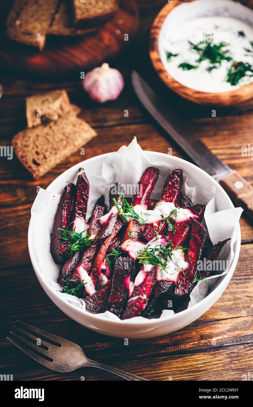 Ofen gebacken Zuckerrüben Pommes mit Joghurt und Dill Stockfoto