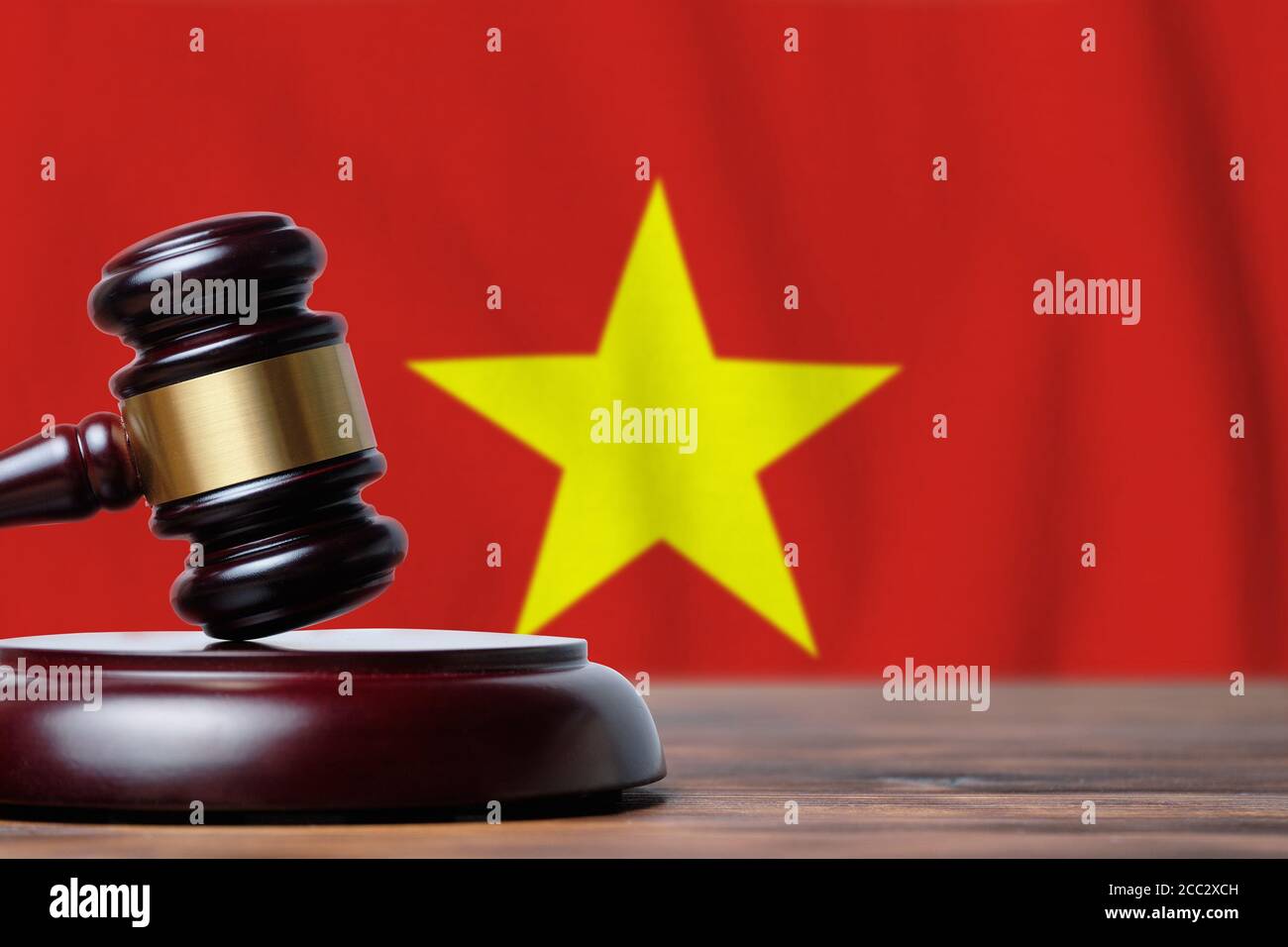 Justiz und Gerichtskonzept in der Sozialistischen Republik Vietnam. Richterhammer auf einem Flaggenhintergrund. Stockfoto