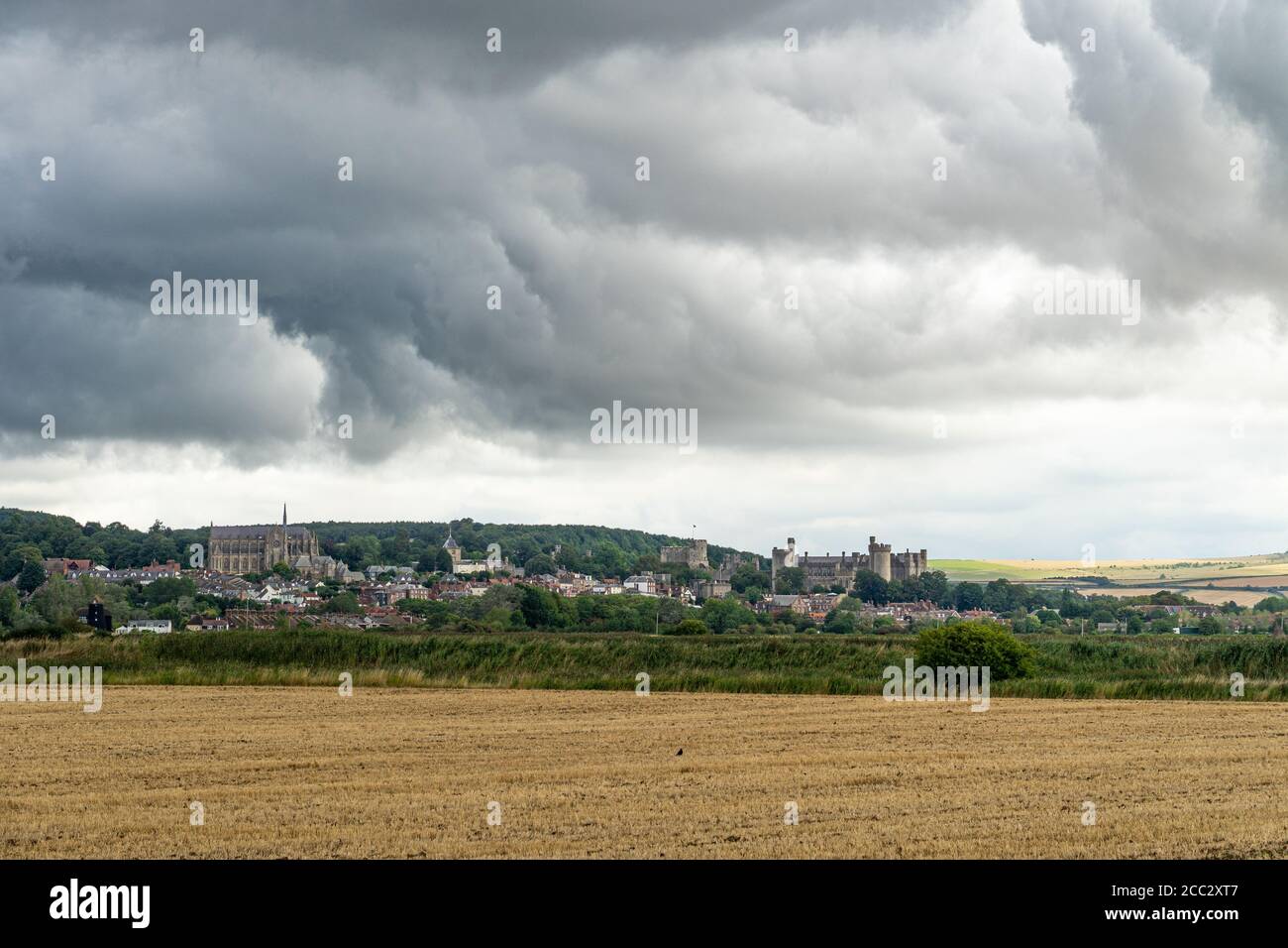 Dunkle Wolken über der historischen Stadt Arundel öffnen sich Felder Stockfoto