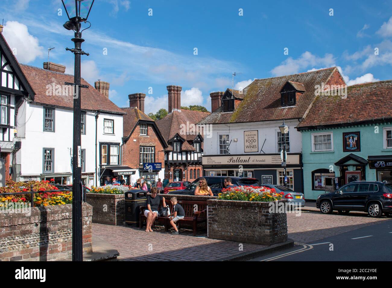 Arundel, West Sussex, Großbritannien, 17. August 2020. Arundel Zentrum und Blick auf das traditionelle Einkaufsviertel mit historischen Gebäuden. Stockfoto
