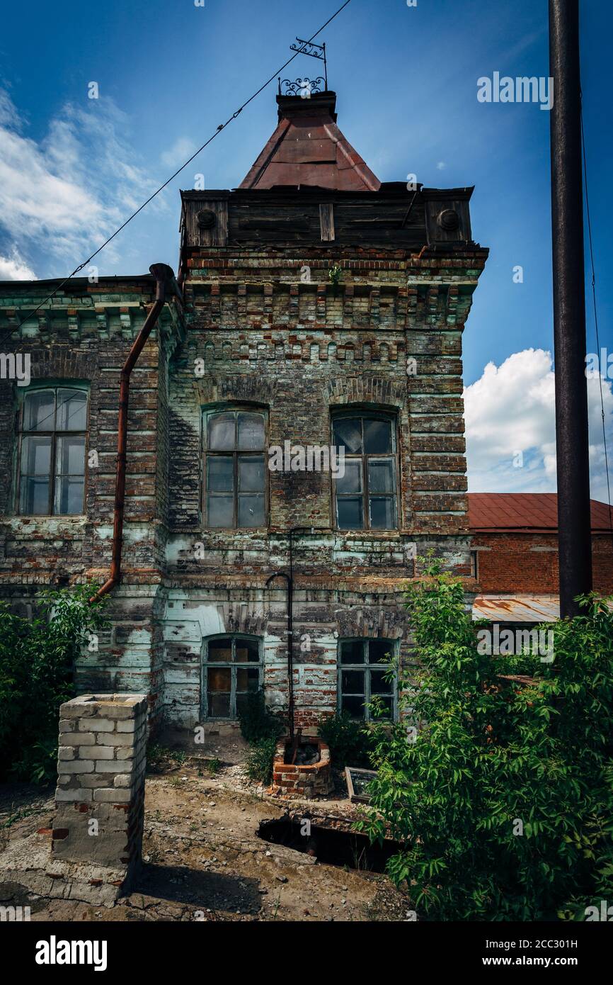 Alte verlassene Villa in Stajevo Dorf, Tambow Region Stockfoto