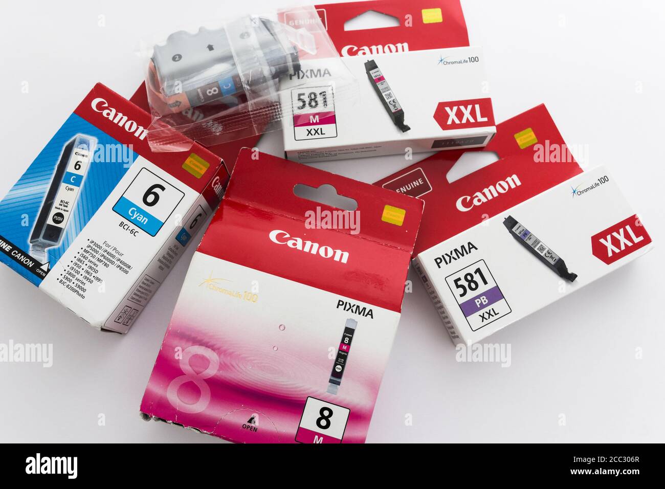Canon Tintenpatronen auf weißem Hintergrund Stockfoto