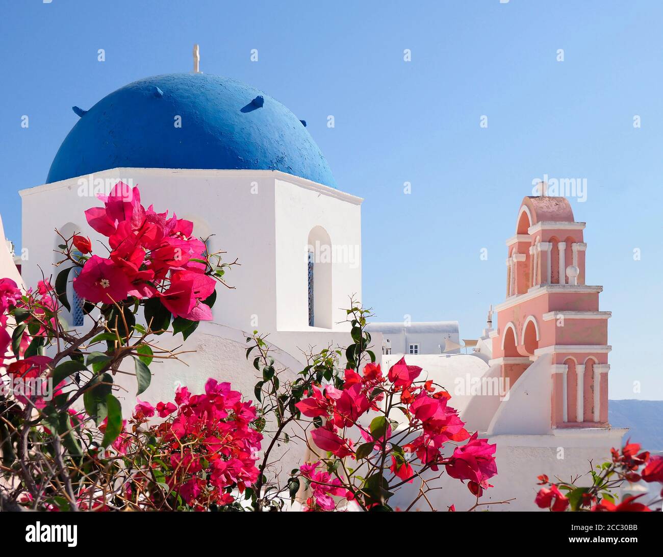 Fokus gestapeltes Bild von Bougainvillea und Kirche in Santorini, Griechenland Stockfoto